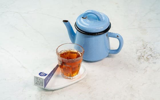چای سیاه و شیرینی و نبات